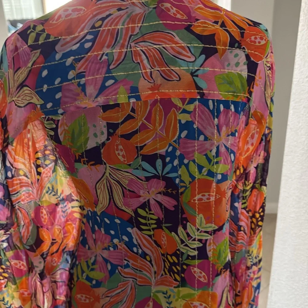 Colorful Floral Women's Blouse
Small little call out as showing in the photos - Picture 6 of 9